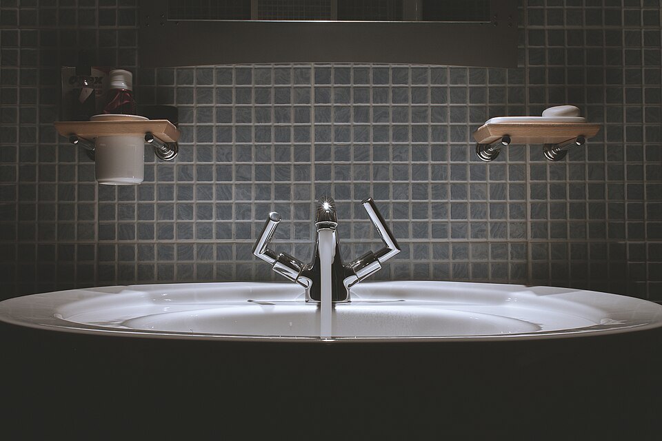 Wet wall, tiled to the ceiling