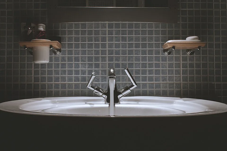 Wet wall, tiled to the ceiling