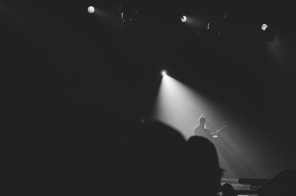One spot, one silhouette