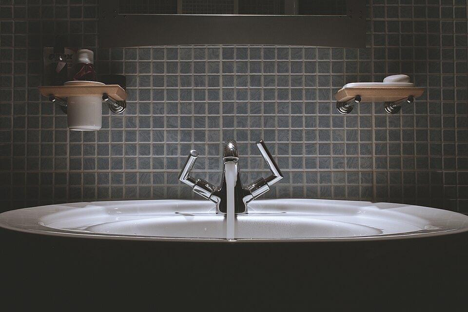 Wet wall, tiled to the ceiling